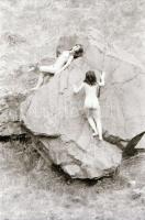 cca 1974 Sziklamászó gyakorlatok, szolidan erotikus felvételek, 10 db vintage negatív, 24x36 mm