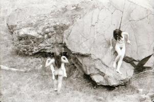 cca 1974 Sziklamászó gyakorlatok, szolidan erotikus felvételek, 10 db vintage negatív, 24x36 mm