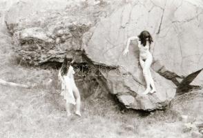 cca 1974 Sziklamászó gyakorlatok, szolidan erotikus felvételek, 10 db vintage negatív, 24x36 mm