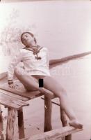 cca 1973 Csiklandós emlékek a múltból, szolidan erotikus felvételek, 28 db vintage negatív, 24x36 mm