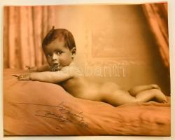 1936 Békéscsaba, az első sztárfotó a családi albumba, aláírt, színezett, vintage műtermi fotó, 24x30 cm