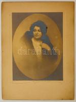 cca 1928 Angelo (1894-1974) budapesti fényképész és fotóművész vintage műtermi, női portréja, aláírva, matricával jelzett, 22,5x17 cm, karton 32x24,5 cm