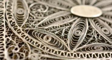 Filigrán ezüst (Ag.) cigarettatárca, apró hibákkal, jelzett (925 Made in Palestina) 6,5×8,5 cm, nett...