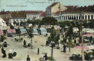 Nagykanizsa, Erzsébet tér, piaci árusok és bódék, Schlesinger, Kaufmann üzlete. Kiadja Alt és Böhm (EK)