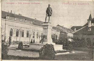 1902 Baja, Bódog tér, Tóth Kálmán szobor, kút. Kiadja Kazal J. (EK)
