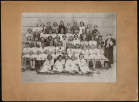 cca 1913 3 db iskolai tablófotó, köztük egy szegedi, hátoldalán feliratozott, kartonra kasírozva, 12...