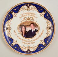 Royal wedding William and Catherine porcelán emléktál, matricás, jelzett, hibátlan, eredeti dobozában, d: 20,5 cm