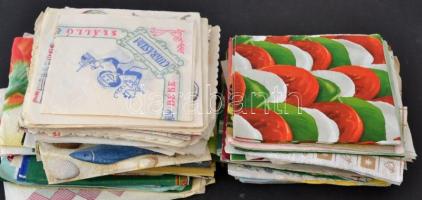 Régi és modern szalvétákat egyaránt tartalmazó közepes szatyornyi szalvétagyűjtemény