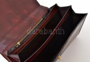 Női bőr táska kis hibával  (karcolás a bőrőn) 31x20 cm