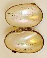 Gyöngyház kagyló formájú dobozka, réz szerelékkel, belül 1903-as feliratokkal, h:6 cm