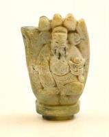 Faragott jade dugó, kéz formában kínai bölccsel, m:6,5 cm