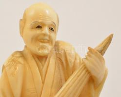 XX.sz.e esernyős férfi, festett szemekkel, elefántcsont, jelzett, m: 10,5 cm