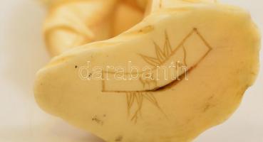 XX.sz.e esernyős férfi, festett szemekkel, elefántcsont, jelzett, m: 10,5 cm