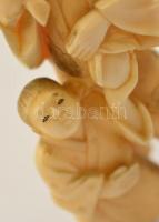 XX.sz.e apa a fiával, festett, elefántcsont, jelzett, m: 9,5 cm