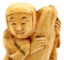 XX. század. eleje necuke, faragott elefántcsont figura, jelzés nélkül, m: 3 cm