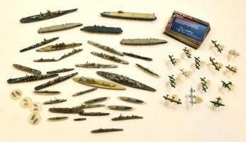 52 db Axis and Allies haditengerészet műanyag figura és kártya