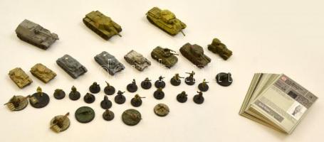 36 db Axis and Allies műanyag tank és katona figura, kártyákkal