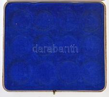 Szürke érmetartó, kék plüss béléssel, 12db 28mm-es érme számára. Használt, jó állapotban