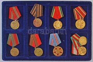 Szovjetunió 9db-os vegyes kitüntetés tétel tálcán, közte 1945. Berlin Bevételéért Érem; 1975. A Nagy Honvédő Háborúban aratott győzelem 30. évfordulója, mindegyik mellszalaggal T:1-,2 patina Soviet Union 9pcs of various decorations, including 1945. Medal for the Capture of Berlin; 1975. Thirty Years of Victory in the Great Patriotic War 1941-1945 all with ribbon C:AU,XF patina