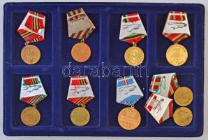 Szovjetunió 9db-os vegyes kitüntetés tétel tálcán, közte 1945. "Berlin Bevételéért Érem"; ...