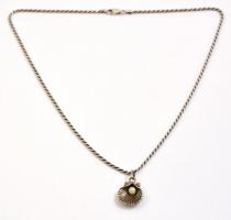 Ezüst(Ag) vékony walles nyaklánc, gyönggyel díszített kagylós medállal, jelzett, h: 45 cm, 2,3×1,5 cm, bruttó: 7,4 g