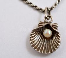 Ezüst(Ag) vékony walles nyaklánc, gyönggyel díszített kagylós medállal, jelzett, h: 45 cm, 2,3×1,5 c...