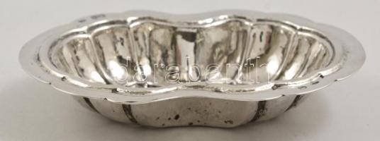 Ezüst(Ag) ovális, bordázott tálka, jelzett, 15×11 cm, nettó: 116,4 g