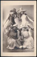 cca 1920-1930 Textilművek reklám négy hölggyel, fotólap Mezőffy hidegpecsétjével, 14×9 cm