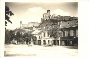 ~1920 Trencsén, Trencín; vár, utcakép, Általános Biztosító Társulat főügynöksége, Biztosítási iroda, Blum József üzlete, Hirschbein V. úri szabó, Michálek üzlete / street view with shops and insurance company, castle. photo