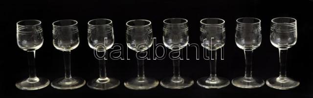 8 db talpas likőrös üveg pohár, csiszolt, apró csorbákkal, m: 8,5 cm, d: 3 cm.