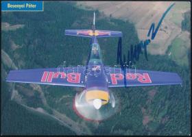 Besenyei Péter(1956-) műrepülő pilóta aláírása egy Red Bull Air Race-es kártyán