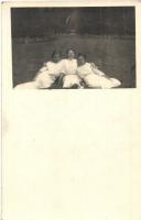 33 db régi és modern vegyes képeslap; magyar és külföldi városképes lapok és régi fotók / 33 pre-194...