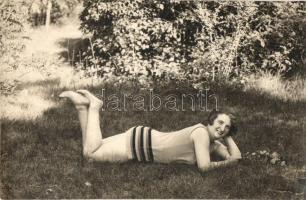 80 db régi és modern főleg külföldi városképes lap, üdvözlőlap és motívumlap, folklór lapok / 80 pre...