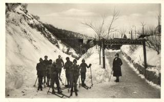 Budapest XII. Farkasvölgy, Gruber Emil Ördögorom csárdája bejárata télen, étterem, gyerekek síelő felszerelésben a hóban, sport (EK)