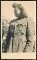 1944 Nő katonaruhában, hátoldalon feliratozott fotólap, 14×8,5 cm
