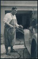 Autót mosó férfi, jelzetlen fotó, 14×9 cm