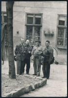 cca 1950 Kéményseprők, fotó, 9,5×6,5 cm
