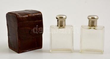 2 db parfümös üveg bőr tokban, egyik kupakján horpadással, 9×6×2,5 cm