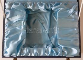 Angol selyemmel bélelt díszdoboz (törékeny tárgyakhoz), karton bőr borítással, szélein felpúposodva,...