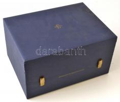 Angol selyemmel bélelt díszdoboz (törékeny tárgyakhoz), karton bőr borítással, szélein felpúposodva,...