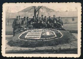 1941 Esztergom-tábor, hátoldalon feliratozott fotó, 6×9 cm