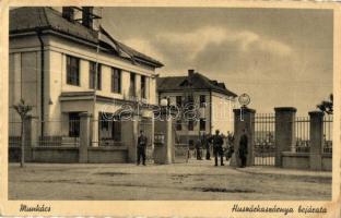 Munkács, Mukacheve, Mukacevo; Huszár kaszárnya bejárata, laktanya, magyar zászló, katonák / Hungarian hussar barracks, entrance gate, Hungarian flag, soldiers (EK)