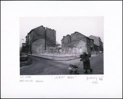 1982 Jankovszky György(1946-): Budapest, VIII. kerület, Nap és Futó utca sarok, Gazsi néni, feliratozva, aláírt, pecséttel jelzett, kartonra kasírozva, fotó: 12,5x17,5 cm