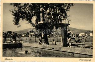 Munkács, Mukacheve, Mukacevo; Strand, fürdőzők. Kiadja Schönfeld Henrik / swimming pool, bathing people (EK)