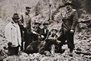 Vadászokat, vadászatokat bemutató fotóalbum, feliratozott fotókkal, különböző méretekben, kb. 100 db...