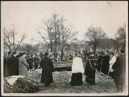 1940 Szulyovszky Dezső királyi biztos temetése. 2 db fotó 24x18 cm