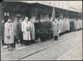 1938 Ipolysági magyar bevonulást fogadó bizottság az állomáson, Szádeczky-Kardoss Boldizsár (1883 - 1951) ezredes feleségével 24x17 cm