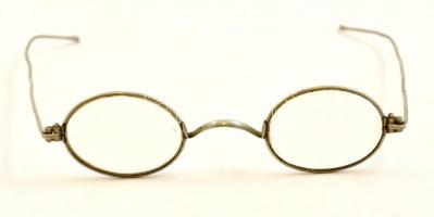 Régi, fémkeretes szemüveg