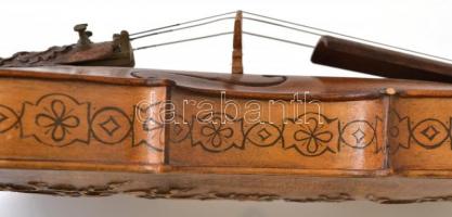 XIX. sz vége: Díszesen faragott hegedű javítandó húrozással 60 cm