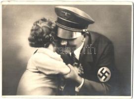 Adolf Hitler with little girl. Aufn. u. Verlag Foto R. Hanke (EK)